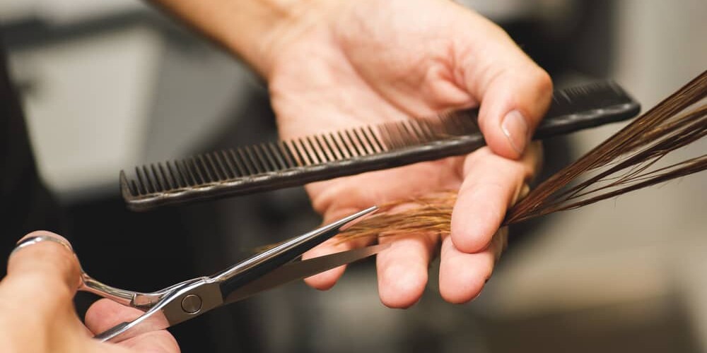 برخی از افراد، کوتاه کردن دوره‌ای را دلیلی برای رشد سریع‌ مو می‌دانند