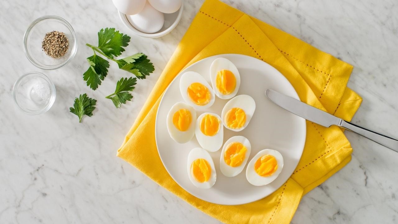 تخم‌مرغ با دارا بودن پروتئین کامل، یکی از وعده‌های غذایی مناسب برای کاهش وزن است.