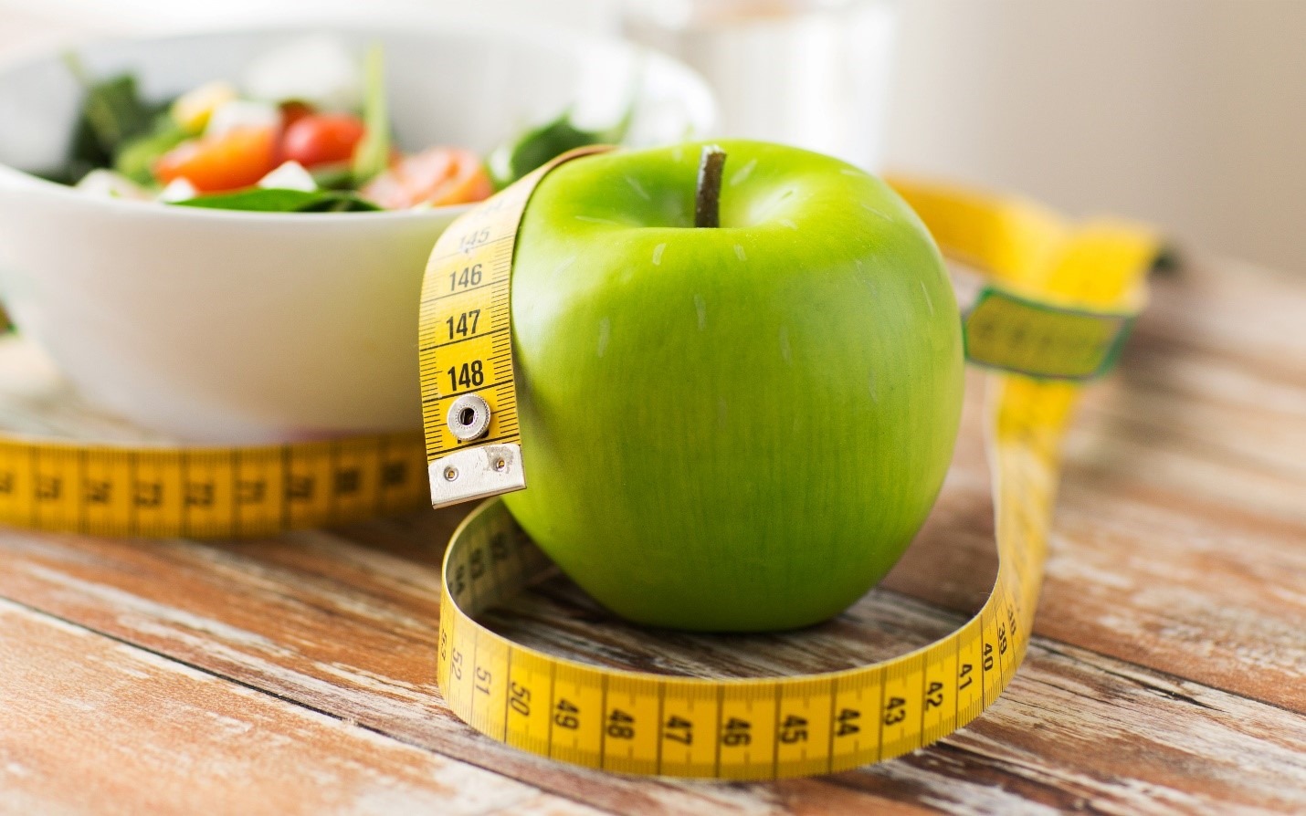 سیب به‌دلیل دارا بودن فیبر بالا و کالری کم، تا ساعت‌ها از گرسنگی شما جلوگیری می‌کند.