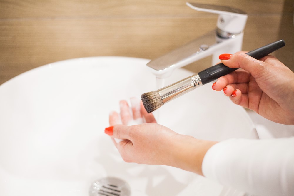 هنگام شستشوی براش‌های آرایشی، برای جلوگیری از خراب شدن آن‌ها، به قسمتی که به دسته براش متصل است فشاری وارد نکنید.