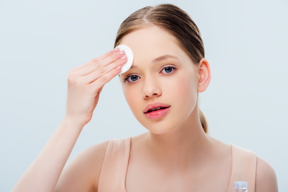 پاک نکردن آرایش و مسدود شدن منافذ پوست برای افراد با پوست‌های حساس، می‌تواند علت ایجاد جوش باشد.