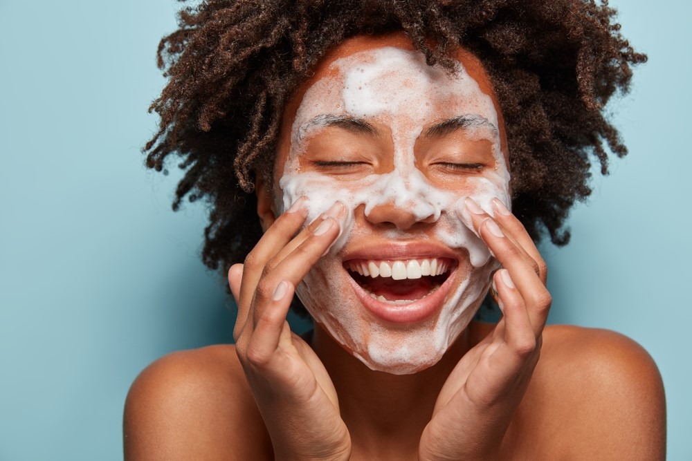 برای پاک کردن آرایش، تنها استفاده از پدهای پاک‌کننده کافی نیست. حتما بایستی پوست صورت را با شامپوی مخصوص آن شست.