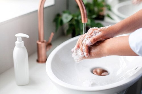 استفاده از مایع دستشویی به جای صابون جامد، ریسک انتقال آلودگی‌ها را کم می‌کند 