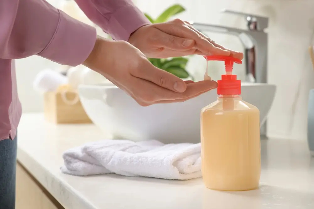 صابون جامد به‌علت داشتن ترکیبات شیمیایی کمتر در مقایسه با مایع دستشویی برای افراد دارای آلرژی مناسب‌تر است