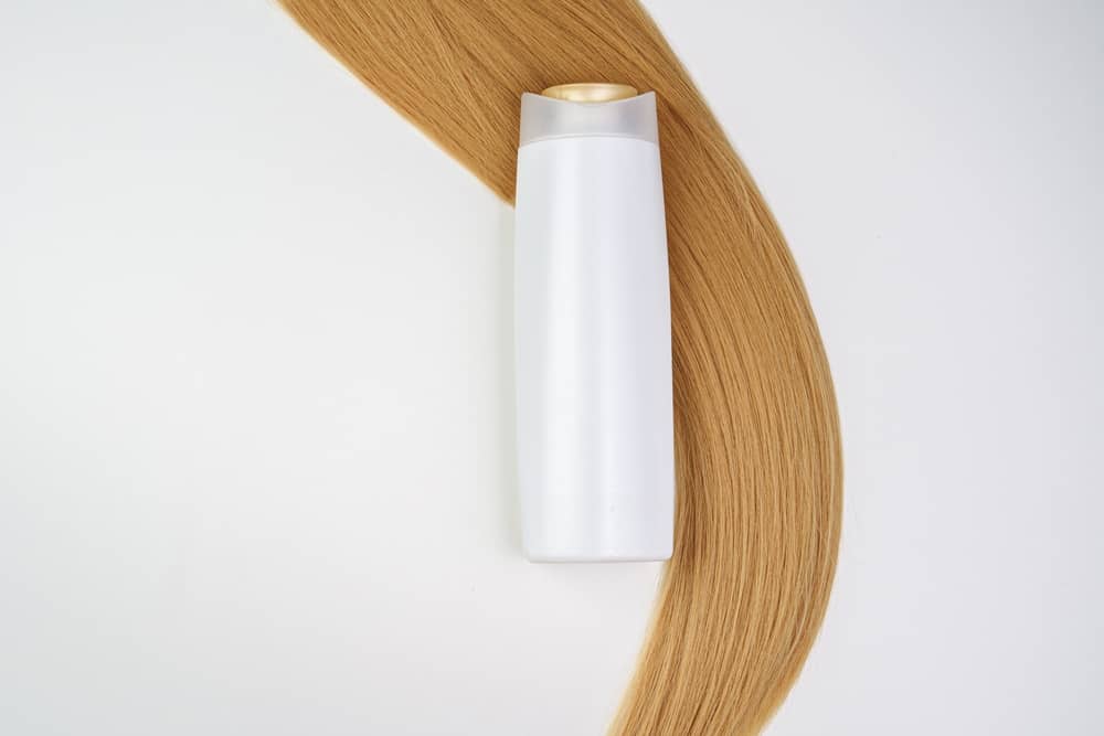 شستن موها با استفاده از شامپو مخصوص موهای چرب، به تعداد دفعات کم، تاثیرگذاری بیشتری روی موها دارد.