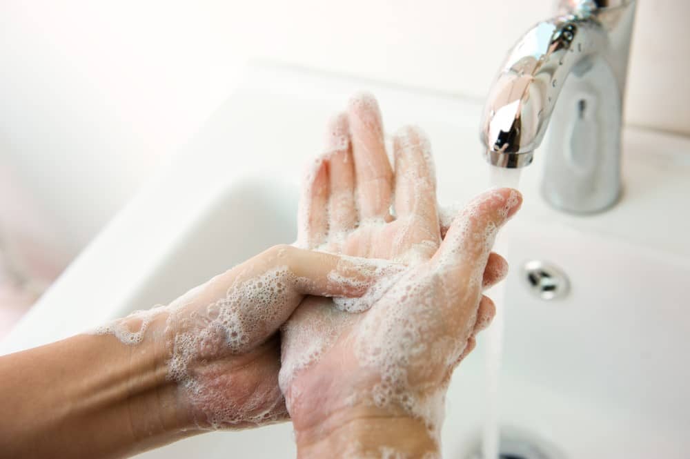 به هنگام شستن دست‌ها و استفاده از مایع دستشویی حاوی ویتامین، همه‌ی قسمت‌های دست باید به‌طور دقیق شسته شوند.
