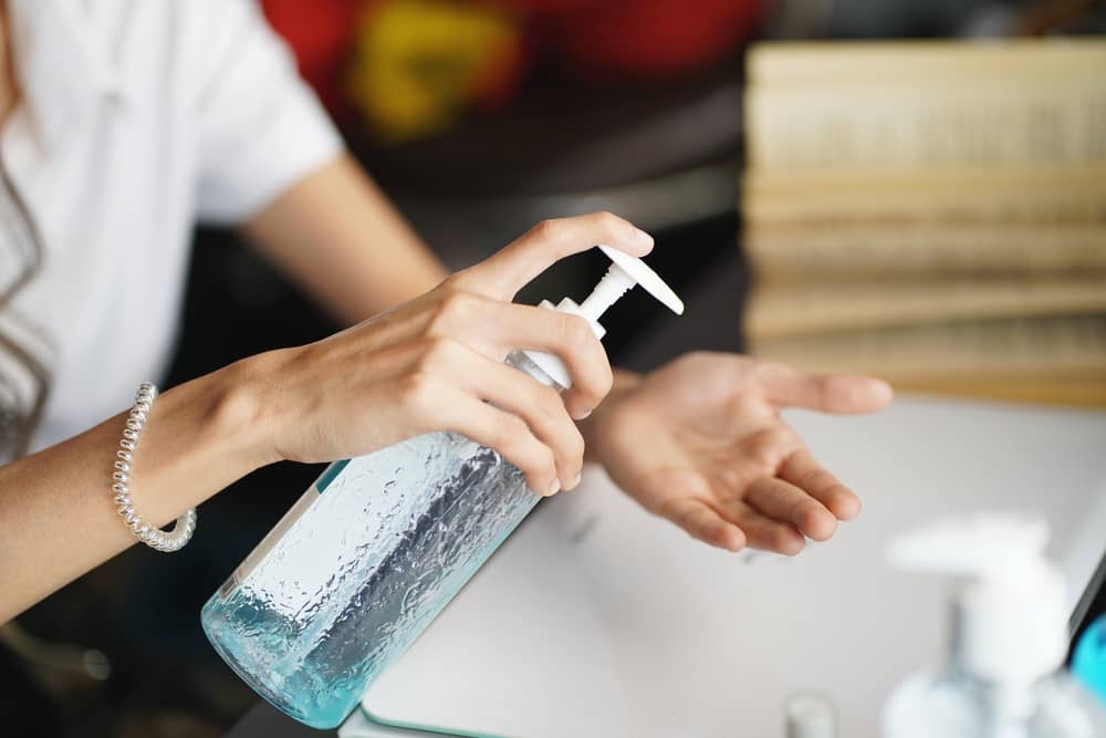 در صورت نداشتن مایع دستشویی حاوی ویتامین، می‌توان از ژل‌های ضدعفونی‌کننده برای پاک کردن پوست دست استفاده کرد.