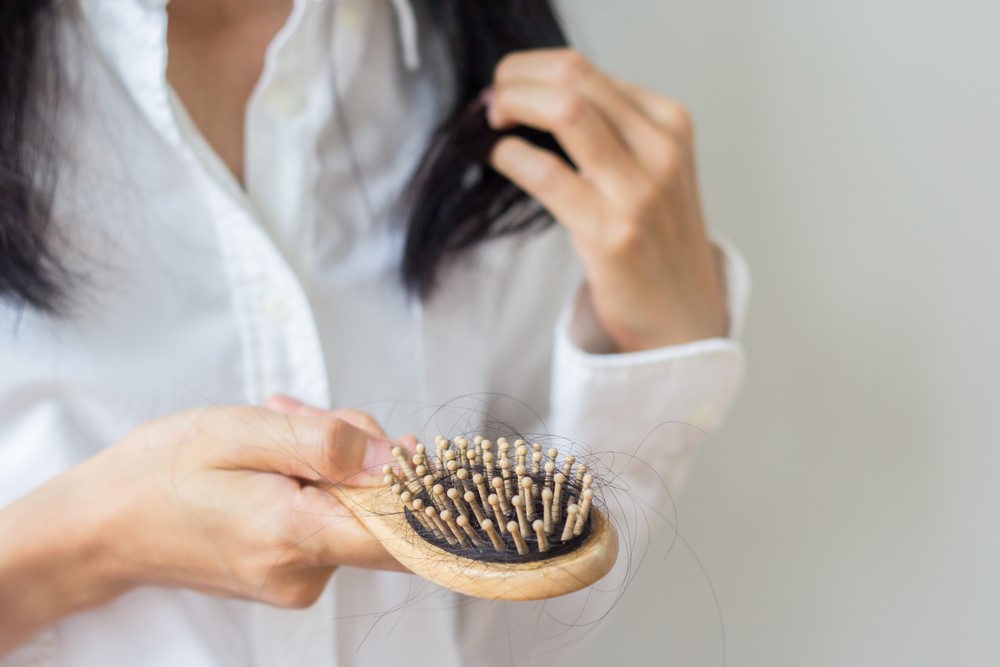 ریزش مو یکی از مهم‌ترین عوارض کراتین مو است که به دلیل تماس مواد شیمیایی مضر با پوست سر ایجاد می‌شود.