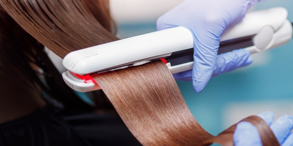 کراتین مو با استفاده از مواد شیمیایی و حرارت بالای اتو یا سشوار روی موها صورت می‌گیرد و موجب صاف و براق شدن آن می‌شود.