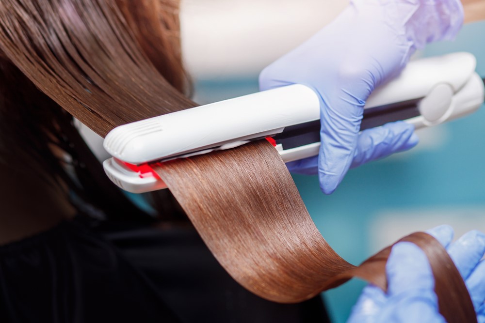 کراتین مو با استفاده از مواد شیمیایی و حرارت بالای اتو یا سشوار روی موها صورت می‌گیرد و موجب صاف و براق شدن آن می‌شود.