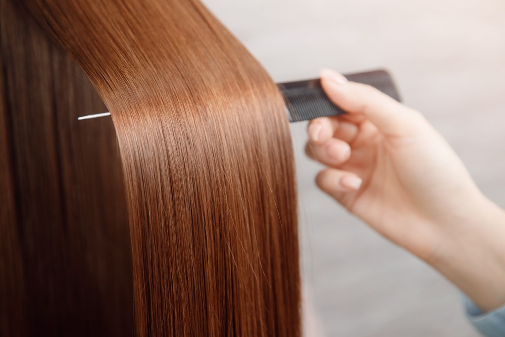 کراتین مو با شکستن ساختار مولکولی موها، در یک فرایند چند ساعته، موها را صاف و براق می‌کند اما عوارضی هم در پی دارد.